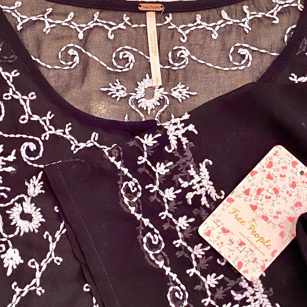 πΊπHPππΊ NWT Free People Pennies Sequel Embroidered Blouse - Picture 16 of 16